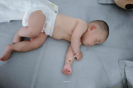 北京代生子机构包男孩宝宝拍嗝的正确方法